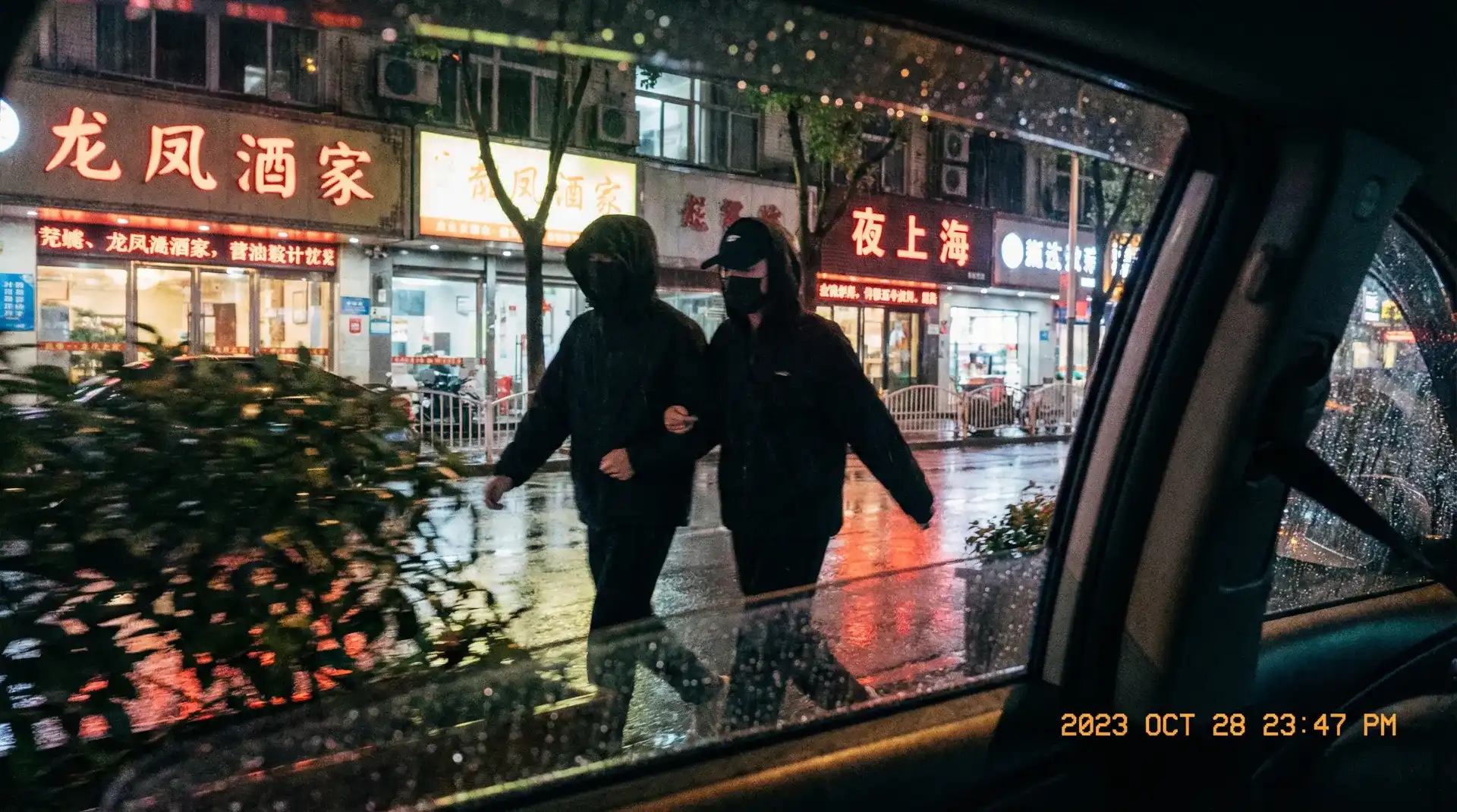 体育竟猜足球app - 顶流明星深夜密会现场抓拍照片